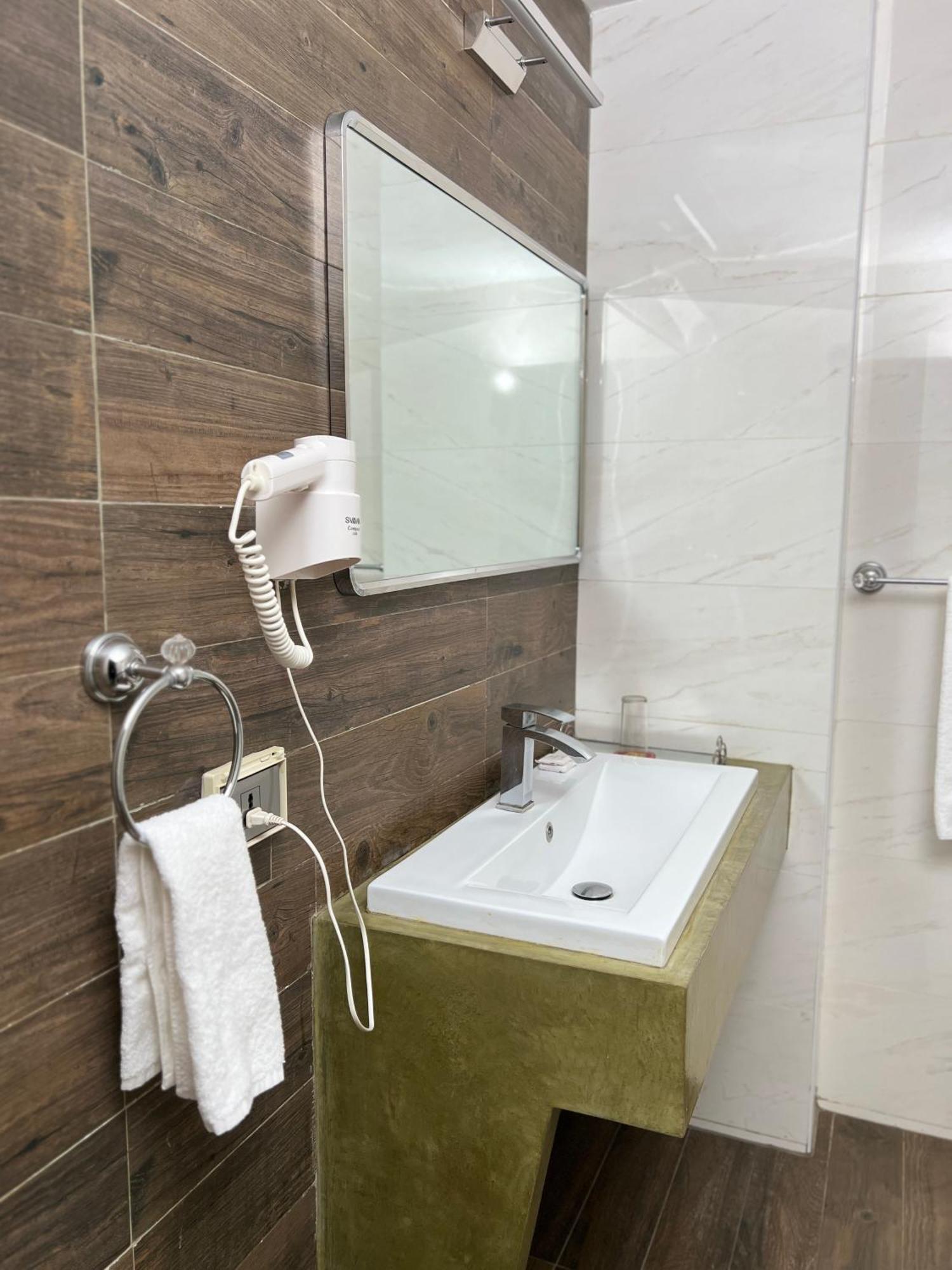 Hotel Vdn By Good Rade Dakar Esterno foto